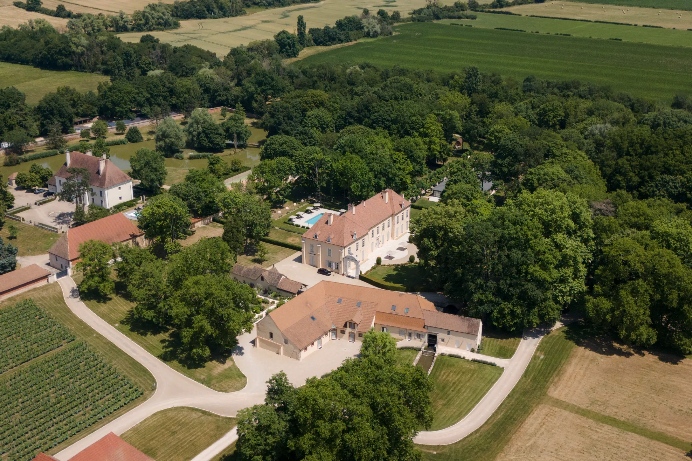 Vue du Domaine Abbaye de Maizières à Saint-Loup-Géanges en Bourgogne
